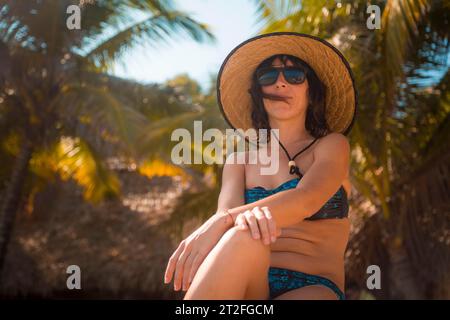 Tela, Honduras Â», Januar 2020: Ein junger europäischer Tourist mit Hut am Strand von Punta Sal in Tela Stockfoto