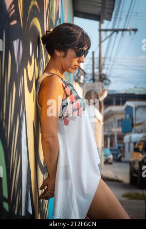 Tela, Honduras Â», Januar 2020: Eine junge Frau auf den Straßen der Tela-Küste Stockfoto