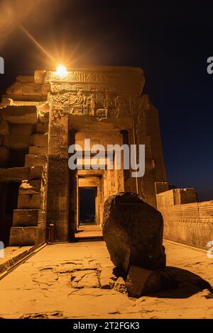 Wunderschöne Säulen und der heilige Stein des KOM Ombo Tempels bei Nacht beleuchtet, der Tempel gewidmet den Göttern Sobek und Horus. Stadt KOM Ombo Stockfoto