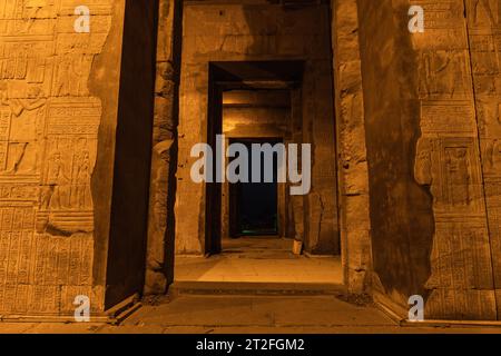 Wunderschöne Säulen des KOM Ombo Tempels bei Nacht beleuchtet, der Tempel gewidmet den Göttern Sobek und Horus. Stadt KOM Ombo in der Nähe von Aswer, Ägypten Stockfoto