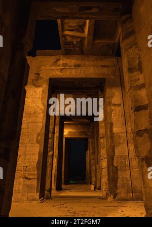 Wunderschöne Säulen des KOM Ombo Tempels bei Nacht beleuchtet, der Tempel gewidmet den Göttern Sobek und Horus. Stadt KOM Ombo in der Nähe von Aswer, Ägypten Stockfoto