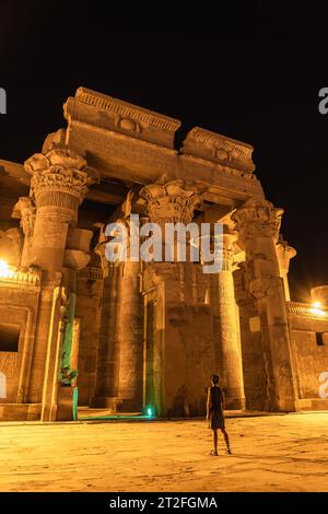 Eine junge Frau besucht nachts den wunderschönen Tempel von KOM Ombo, den Tempel, der den Göttern Sobek und Horus gewidmet ist. In der Stadt KOM Ombo in der Nähe Stockfoto