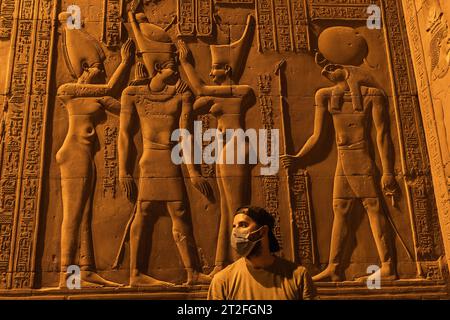 Ein junger Mann besucht den wunderschönen Tempel von KOM Ombo bei Nacht, den Tempel, der den Göttern Sobek und Horus gewidmet ist. In der Stadt KOM Ombo bei Aswer Stockfoto