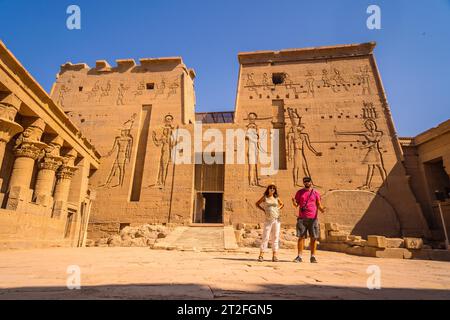 Ein paar Touristen im Tempel von Philae, einem griechisch-römischen Bau vom Nil aus gesehen, einem Tempel, der Isis, der Göttin der Liebe, gewidmet ist. Stockfoto