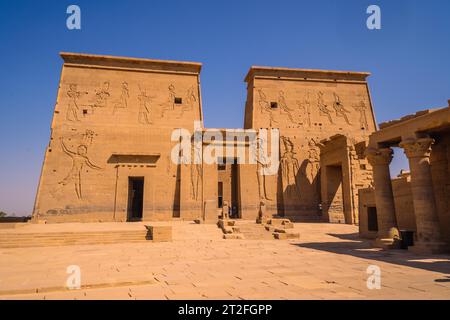 Ein junger europäischer Tourist im Tempel von Philae, einem griechisch-römischen Bau vom Nil aus gesehen, einem Tempel, der Isis, der Göttin der Liebe, gewidmet ist. Stockfoto