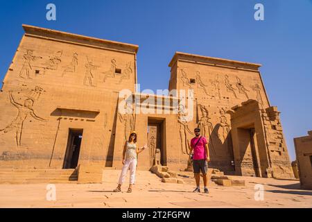 Ein paar Touristen im Tempel von Philae, einem griechisch-römischen Bau vom Nil aus gesehen, einem Tempel, der Isis, der Göttin der Liebe, gewidmet ist. Stockfoto