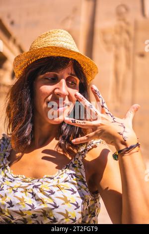 Ein junger Tourist, der den Tempel von Philae besucht, ein griechisch-römisches Gebäude vom Nil aus gesehen, ein Tempel, der Isis, der Göttin der Liebe, gewidmet ist. Stockfoto