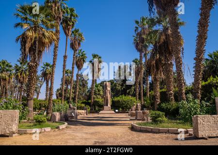 Skulptur des Pharao Ramses II. In Memphis in Kairo, Ägypten. Alte Stadt, in der der Gott Ptah verehrt wurde Stockfoto