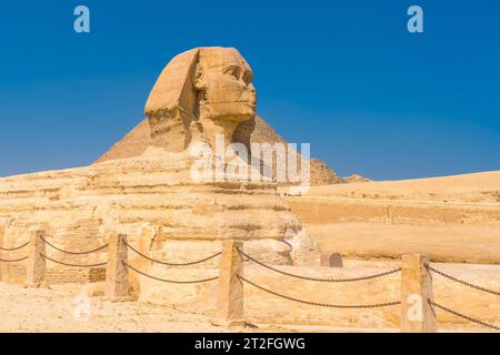 Die große Sphinx von Gizeh und im Hintergrund die Pyramiden von Gizeh an einem Sommernachmittag, das älteste Grabdenkmal der Welt. In der Stadt von Stockfoto