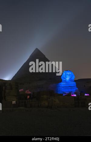 Ton- und Lichtshow an den wunderschönen Pyramiden und Sphinx von Gizeh. Nacht in der Stadt Kairo. Afrika Stockfoto