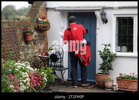 Image ©Lizenzierung an Parsons Media. 19/10/2023. Ampthill , Vereinigtes Königreich. Royal Mail. Ein Mitarbeiter der Royal Mail liefert die Post an ein Haus in Ampthill, Bedfordshire. Foto von Andrew Parsons / Parsons Media Stockfoto