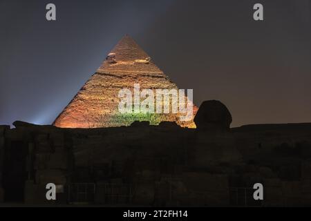 Ton- und Lichtshow an den wunderschönen Pyramiden und Sphinx von Gizeh. Nacht in der Stadt Kairo. Afrika Stockfoto