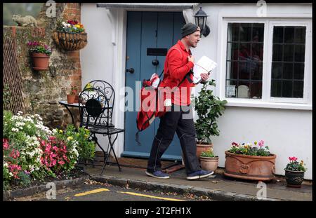 Image ©Lizenzierung an Parsons Media. 19/10/2023. Ampthill , Vereinigtes Königreich. Royal Mail. Ein Mitarbeiter der Royal Mail liefert die Post an ein Haus in Ampthill, Bedfordshire. Foto von Andrew Parsons / Parsons Media Stockfoto