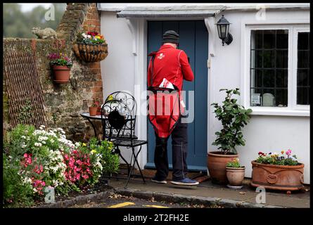 Image ©Lizenzierung an Parsons Media. 19/10/2023. Ampthill , Vereinigtes Königreich. Royal Mail. Ein Mitarbeiter der Royal Mail liefert die Post an ein Haus in Ampthill, Bedfordshire. Foto von Andrew Parsons / Parsons Media Stockfoto