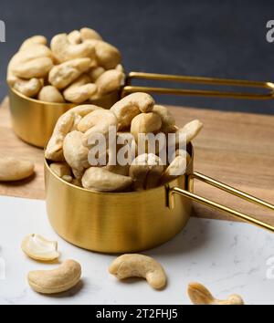 Cashews in einer Metallschale auf dem Tisch Stockfoto