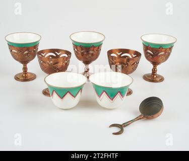 Set mit 5 antiken Picard 1920er Jahre Art déco-Kaffee-Zal aus türkischem Kupfer und Porzellan / Tassen und Halter Stockfoto