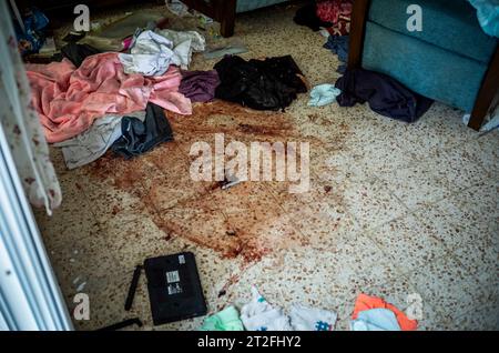 Nir Oz, Israel. Oktober 2023. Ein Blutfleck auf dem Boden nach dem tödlichen Angriff islamistischer Hamas-Kämpfer im Kibbuz Nir Oz. Quelle: Ilia Yefimovich/dpa/Alamy Live News Stockfoto