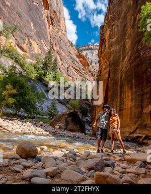 Ein junges Paar im Inneren des Zion National Park Canyon. USA, vertikales Foto Stockfoto