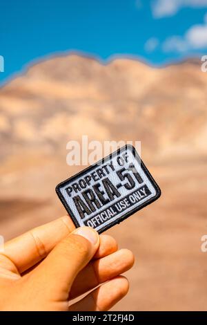 Ein junger Mann mit einem Patch für Area 51 Kleidung auf dem Artist's Drive in Death Valley, Kalifornien. Usa Stockfoto