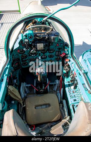 Cockpit eines erhaltenen MiG-21US-Trainers der ehemaligen DDR. Stockfoto