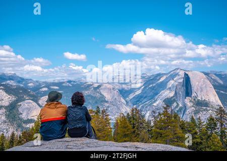 Ein Paar sitzt im Sentinel Dome und sieht den Yosemite-Nationalpark. Usa Stockfoto