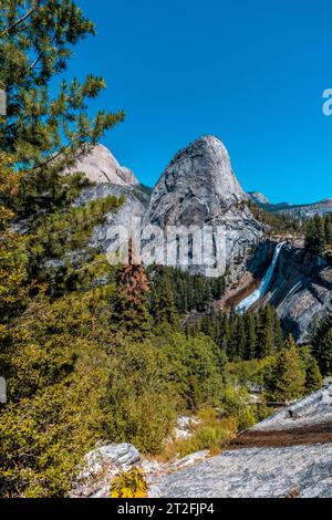 Panoramablick auf die Vernal Falls von der geflügelten Spitze eines Baumes. Kalifornien, Usa Stockfoto