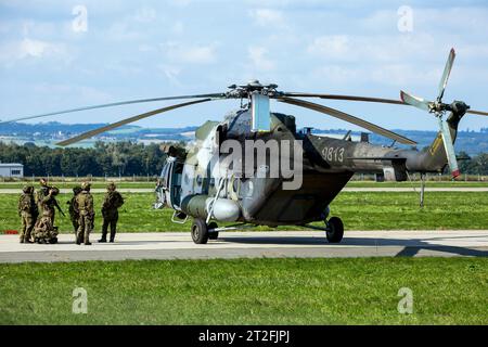 Die tschechische Luftwaffe Mi-171 transportierte Hubschrauber mit Soldaten. Stockfoto