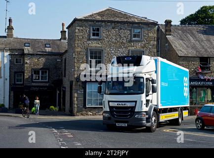 Coop LKW liefert zum Coop Store in Settle, North Yorkshire, England, Großbritannien Stockfoto