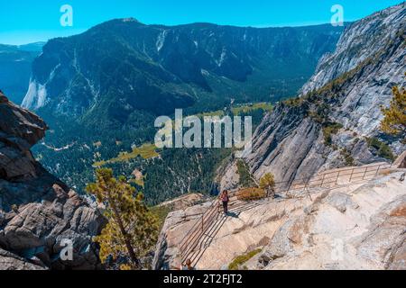 Yosemite National Park, Kalifornien Vereinigte Staaten Â», August 2019: Eine junge Frau, die aus dem Blick des Upper Yosemite Fall blickt Stockfoto