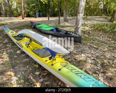 Jefferson City, MO, USA - 7. Oktober 2023: Huki, Hochleistungs-Auslegerkanu, vorbereitet für den Transport am Wilson Serenity Point (Noren River AC Stockfoto