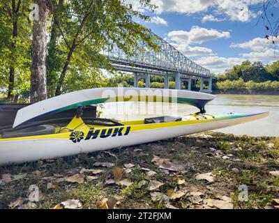 Jefferson City, MO, USA - 7. Oktober 2023: Huki, Hochleistungs-Auslegerkanu, vorbereitet für den Transport am Wilson Serenity Point (Noren River AC Stockfoto