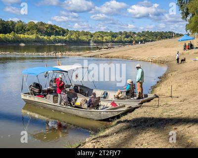 Jefferson City, MO, USA - 7. Oktober 2023: Motorboote am Strand des Missouri River am Wilson Serenity Point (Noren River Access). Stockfoto
