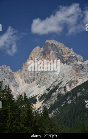 Die Croda Rossa, ein 3146 Meter hoher Berg im Ampezzo- und Fanes-Nationalpark, einer der prestigeträchtigsten Gipfel der Dolomiten Stockfoto