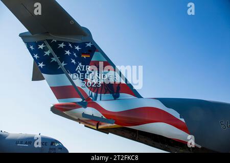 Heck eines deutschen Airbus A400 mit dem Logo des NATO Exercise Air Defender 2023. Stockfoto