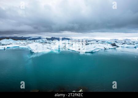 Panoramablick auf den gefrorenen Joekulsarlon See im August. Island Stockfoto