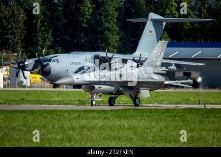 F-16C der polnischen Luftwaffe mit konformen Kraftstofftanks. Stockfoto
