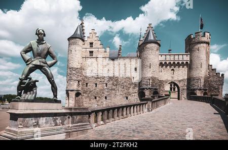 Antwerpen, Belgien - 10. Juli 2023: Statue de lange Wapper vor dem mittelalterlichen Schloss Het Steen in der Altstadt von Antwerpen. Stockfoto
