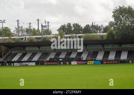 Maidenhead, Großbritannien. Oktober 2023. Der Maidenhead United Football Club (MUFC) droht Berichten zufolge, wegen mutmaßlicher Vertragsverletzung rechtliche Schritte einzuleiten. MUFC (im Bild) sind seit über 150 Jahren im Club in York Road, Maidenhead, Berkshire angesiedelt. Der Club plant, in den Braywick Park in Maidenhead zu ziehen und erwarb im Jahr 2022 Land für £ 460.000, wurde aber nun vom Kabinett des Royal Borough of Windsor & Maidenhead gestoppt, da es einen Verlust an öffentlichem Platz bedeuten würde. Der Braywick Park umfasst ein Naturschutzgebiet und ist ein wichtiger Lebensraum für Wildtiere und sehr beliebt Stockfoto