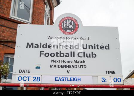 Maidenhead, Großbritannien. Oktober 2023. Der Maidenhead United Football Club (MUFC) droht Berichten zufolge, wegen mutmaßlicher Vertragsverletzung rechtliche Schritte einzuleiten. MUFC (im Bild) sind seit über 150 Jahren im Club in York Road, Maidenhead, Berkshire angesiedelt. Der Club plant, in den Braywick Park in Maidenhead zu ziehen und erwarb im Jahr 2022 Land für £ 460.000, wurde aber nun vom Kabinett des Royal Borough of Windsor & Maidenhead gestoppt, da es einen Verlust an öffentlichem Platz bedeuten würde. Der Braywick Park umfasst ein Naturschutzgebiet und ist ein wichtiger Lebensraum für Wildtiere und sehr beliebt Stockfoto