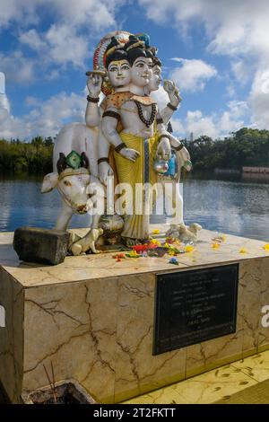 Hindu Gottheit Statue Figur Skulptur Gottes Gottheit Dattatreya Verkörperung der Dreifaltigkeit Brahma Vishnu Shiva an religiöser Stätte größtes Hindu-Heiligtum Stockfoto