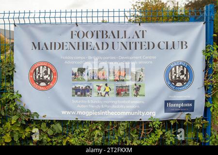 Maidenhead, Großbritannien. Oktober 2023. Der Maidenhead United Football Club (MUFC) droht Berichten zufolge, wegen mutmaßlicher Vertragsverletzung rechtliche Schritte einzuleiten. MUFC ist seit über 150 Jahren im Club in York Road, Maidenhead, Berkshire angesiedelt. Der Club plant, in den Braywick Park in Maidenhead zu ziehen und erwarb im Jahr 2022 Land für £ 460.000, wurde aber nun vom Kabinett des Royal Borough of Windsor & Maidenhead gestoppt, da es einen Verlust an öffentlichem Platz bedeuten würde. Der Braywick Park (im Bild) umfasst ein Naturschutzgebiet und ist ein wichtiger Lebensraum für Wildtiere und sehr beliebt Stockfoto