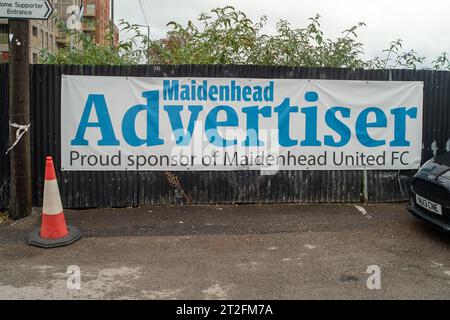 Maidenhead, Großbritannien. Oktober 2023. Der Maidenhead United Football Club (MUFC) droht Berichten zufolge, wegen mutmaßlicher Vertragsverletzung rechtliche Schritte einzuleiten. MUFC (im Bild) sind seit über 150 Jahren im Club in York Road, Maidenhead, Berkshire angesiedelt. Der Club plant, in den Braywick Park in Maidenhead zu ziehen und erwarb im Jahr 2022 Land für £ 460.000, wurde aber nun vom Kabinett des Royal Borough of Windsor & Maidenhead gestoppt, da es einen Verlust an öffentlichem Platz bedeuten würde. Der Braywick Park umfasst ein Naturschutzgebiet und ist ein wichtiger Lebensraum für Wildtiere und sehr beliebt Stockfoto