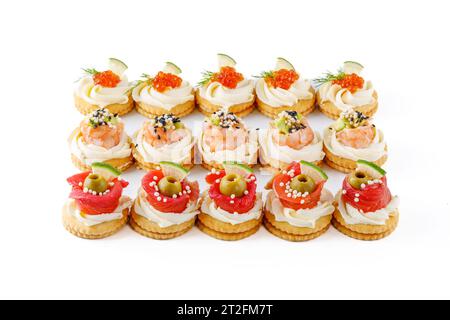 Set mit frischen köstlichen Canapés mit Frischkäse, Thunfisch, Garnelen, Avocado und rotem Kaviar Stockfoto