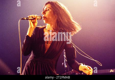 PJ HARVEY, BBC LIVE CARDIFF, 2000: PJ Harvey – Polly Jean Harvey – live am 26. Oktober 2000 für BBC Radio Live on the Stories from the City, Stories from the Sea Tour. Foto: Rob Watkins. INFO: PJ Harvey ist eine renommierte britische Singer-Songwriterin und Musikerin, die für ihre unverwechselbare Stimme und ihren eklektischen Stil bekannt ist. Mit mehreren Auszeichnungen, darunter dem Mercury Prize, umfasst ihr einflussreiches Werk Rock, Punk und alternative Genres und macht sie zu einer Schlüsselfigur in der zeitgenössischen Musik. Stockfoto