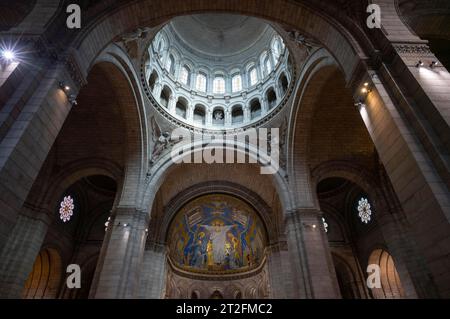 Innenansicht, Chor und Kuppel mit dem großen Mosaik in der Apsis, Basilika Sacre-Coeur, Montmartre, Paris, Frankreich Stockfoto