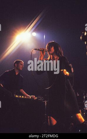 PJ HARVEY, BBC LIVE CARDIFF, 2000: PJ Harvey – Polly Jean Harvey – live am 26. Oktober 2000 für BBC Radio Live on the Stories from the City, Stories from the Sea Tour. Foto: Rob Watkins. INFO: PJ Harvey ist eine renommierte britische Singer-Songwriterin und Musikerin, die für ihre unverwechselbare Stimme und ihren eklektischen Stil bekannt ist. Mit mehreren Auszeichnungen, darunter dem Mercury Prize, umfasst ihr einflussreiches Werk Rock, Punk und alternative Genres und macht sie zu einer Schlüsselfigur in der zeitgenössischen Musik. Stockfoto