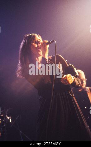 PJ HARVEY, BBC LIVE CARDIFF, 2000: PJ Harvey – Polly Jean Harvey – live am 26. Oktober 2000 für BBC Radio Live on the Stories from the City, Stories from the Sea Tour. Foto: Rob Watkins. INFO: PJ Harvey ist eine renommierte britische Singer-Songwriterin und Musikerin, die für ihre unverwechselbare Stimme und ihren eklektischen Stil bekannt ist. Mit mehreren Auszeichnungen, darunter dem Mercury Prize, umfasst ihr einflussreiches Werk Rock, Punk und alternative Genres und macht sie zu einer Schlüsselfigur in der zeitgenössischen Musik. Stockfoto