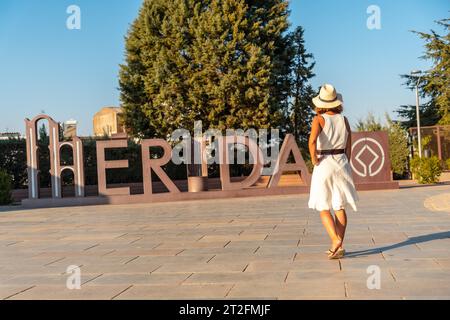 Eine junge Frau besucht die römischen Ruinen von Merida, Extremadura. Spanien Stockfoto