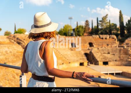 Römische Ruinen von Merida, eine junge Frau, die das römische Amphitheater besucht. Extremadura, Spanien Stockfoto