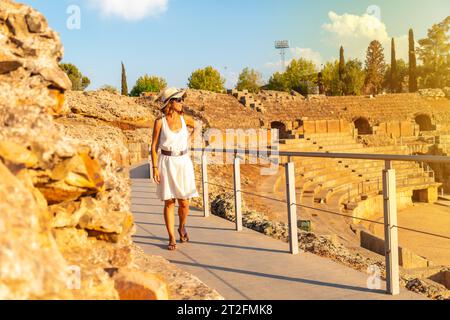 Merida römische Ruinen, ein junger Tourist in einem Kleid im römischen Amphitheater. Estremadura Stockfoto